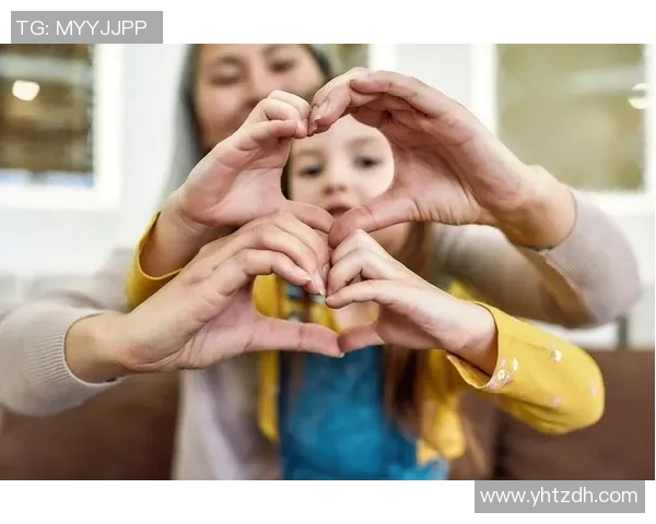 足球明星亲密合影比心瞬间展现友谊与激情的完美时刻 足球明星亲密合影比心瞬间展现友谊与激情的完美时刻