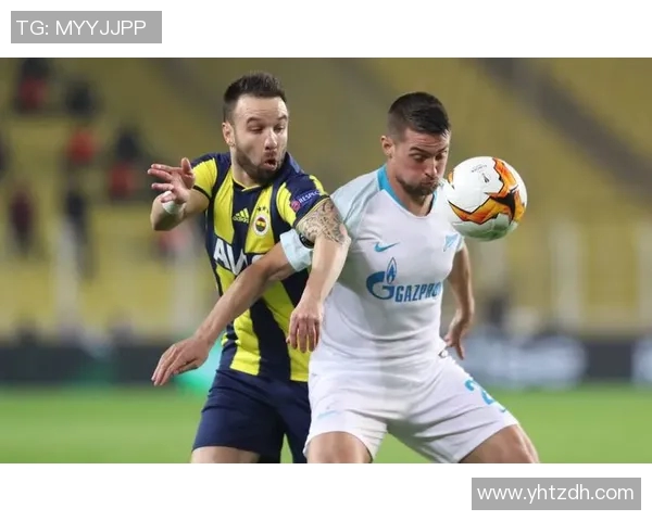 模仿足球明星的防守球员如何提升个人技术与团队协作能力