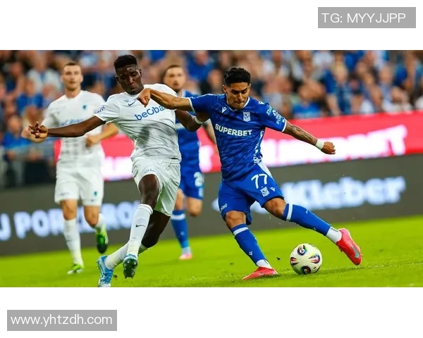 亨克与莱克的激烈对决揭示了足球战术的博弈与团队合作的重要性 亨克与莱克的激烈对决揭示了足球战术的博弈与团队合作的重要性